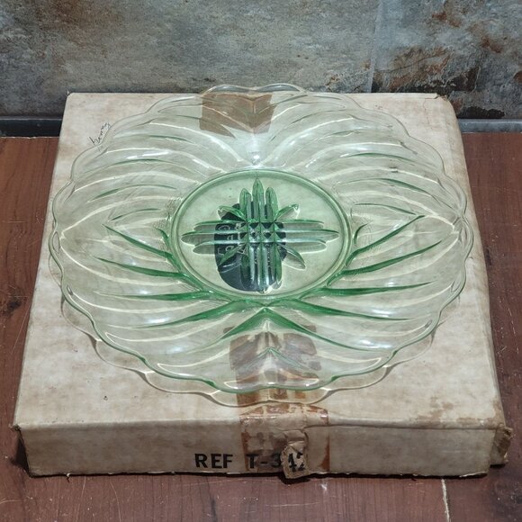 Vintage Tiara Exclusives Green Glass Serving Plate Ruffled Edges - Picture 4 of 10